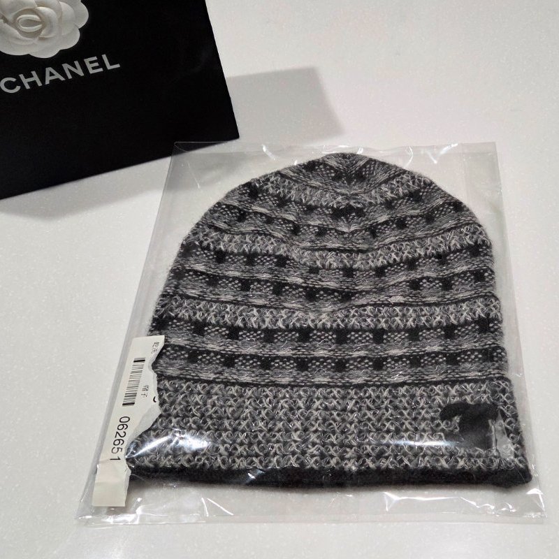 聖誕新年禮物,此價僅一天/ Chanel香奈兒黑灰跳色經典雙C logo喀什米爾羊絨毛帽/ 冷帽/ 保暖帽/ 針織帽，不怕寒流來襲-8