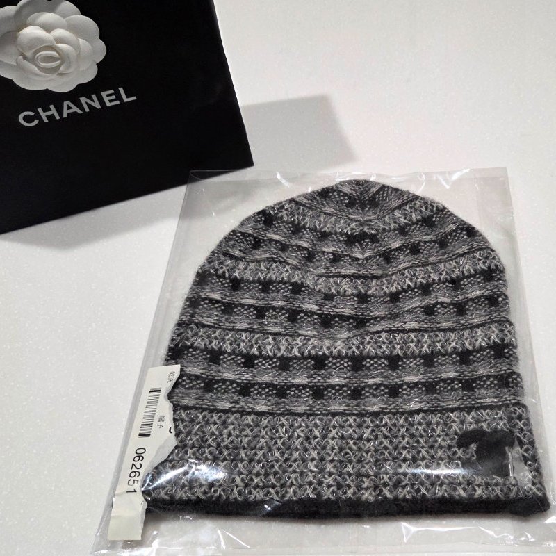 聖誕新年禮物,此價僅一天/ Chanel香奈兒黑灰跳色經典雙C logo喀什米爾羊絨毛帽/ 冷帽/ 保暖帽/ 針織帽，不怕寒流來襲-9