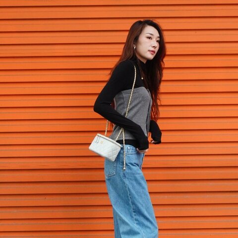 Chanel 展示品 羊皮淡金鍊足球調節釦二用化妝包(AP2303-淺灰)