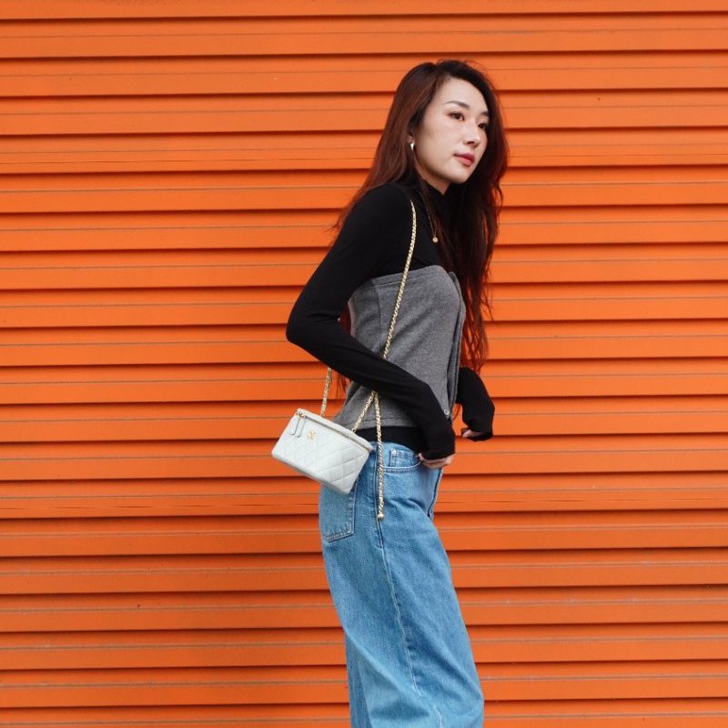 Chanel 展示品 羊皮淡金鍊足球調節釦二用化妝包(AP2303-淺灰)-0