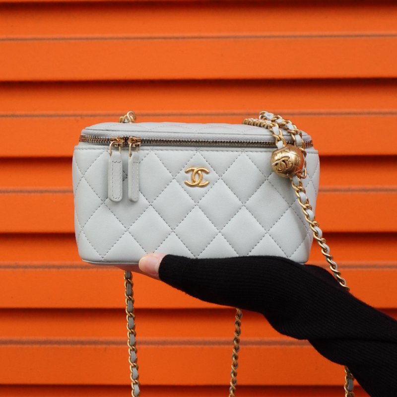 Chanel 展示品 羊皮淡金鍊足球調節釦二用化妝包(AP2303-淺灰)-1