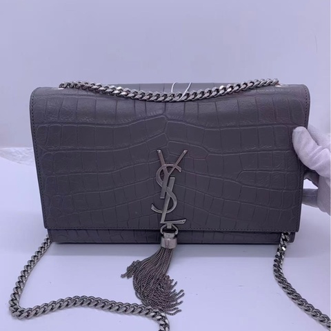 二手SAINT LAURENT PARIS Kate灰色鰐魚壓紋 牛皮中號流蘇包銀標，打開翻蓋兩側有輕微開裂，不影響使用美觀