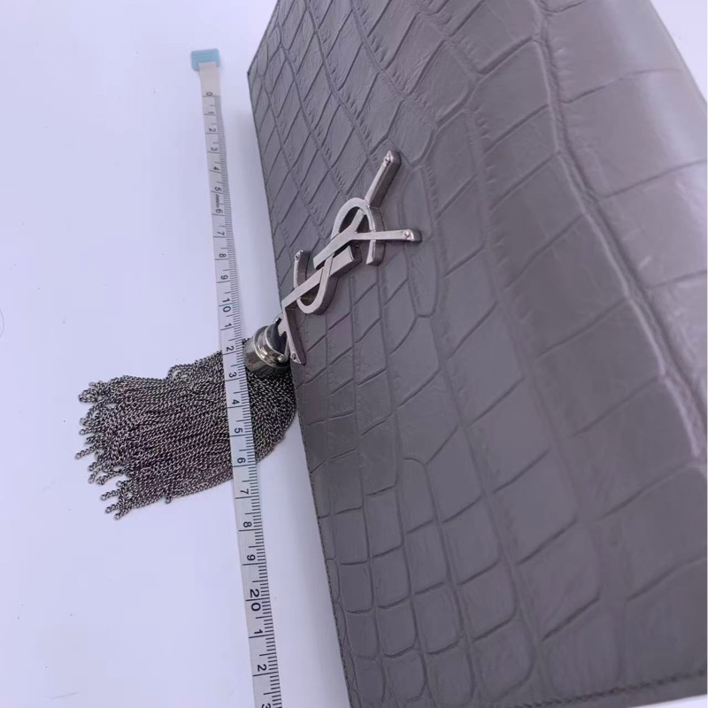 二手SAINT LAURENT PARIS Kate灰色鰐魚壓紋 牛皮中號流蘇包銀標，打開翻蓋兩側有輕微開裂，不影響使用美觀-8