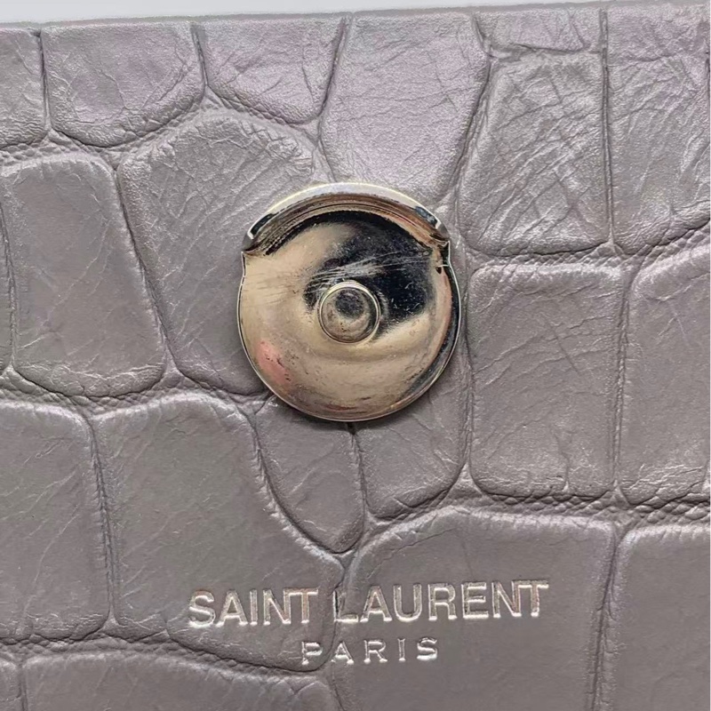 二手SAINT LAURENT PARIS Kate灰色鰐魚壓紋 牛皮中號流蘇包銀標，打開翻蓋兩側有輕微開裂，不影響使用美觀-10