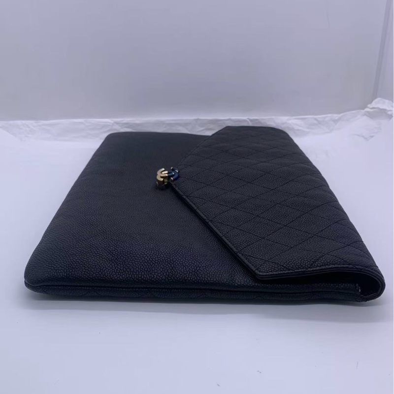 二手CHANEL香奈兒黑金荔枝紋牛皮信封包手拿包 25開  尺寸34*24  附件無 ，邊角有使用痕跡-2