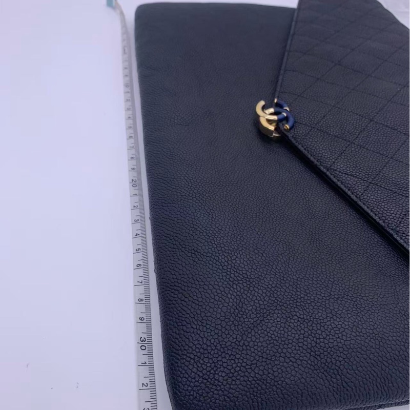 二手CHANEL香奈兒黑金荔枝紋牛皮信封包手拿包 25開  尺寸34*24  附件無 ，邊角有使用痕跡-8