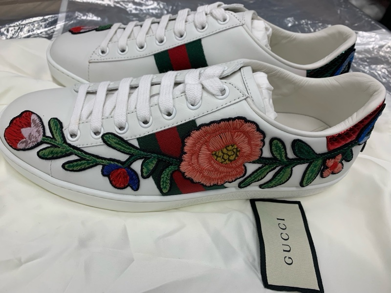 Gucci Ace花卉刺繡小白鞋 99新 38碼 白色鞋身搭配紅綠配色刺繡花朵，經典紅綠條紋點綴，做工精緻-2
