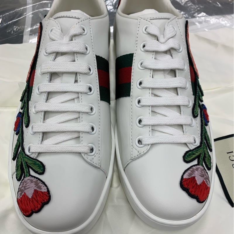 Gucci Ace花卉刺繡小白鞋 99新 38碼 白色鞋身搭配紅綠配色刺繡花朵，經典紅綠條紋點綴，做工精緻-3