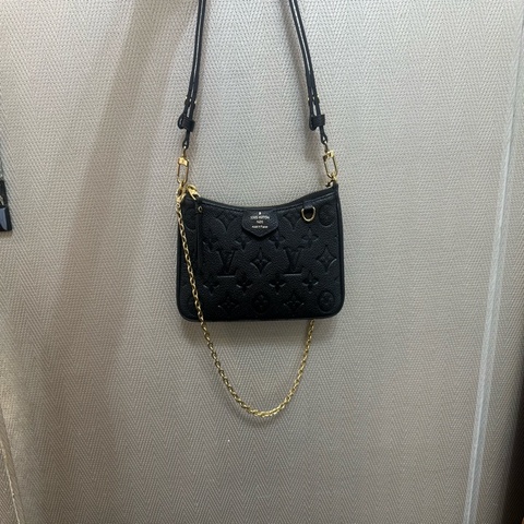 LV 黑牛皮壓紋Easy Pouch On Strap 金釦肩斜背包 M80349
