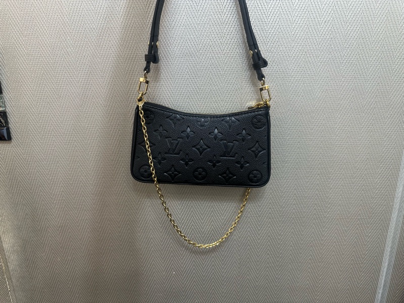 LV 黑牛皮壓紋Easy Pouch On Strap 金釦肩斜背包 M80349-1