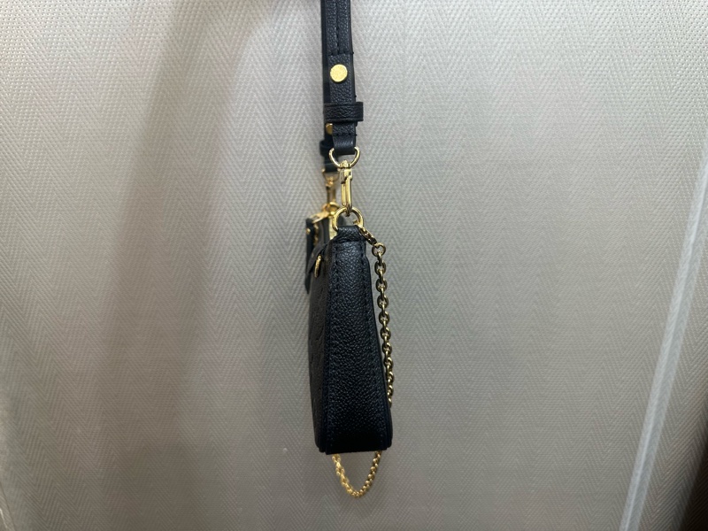 LV 黑牛皮壓紋Easy Pouch On Strap 金釦肩斜背包 M80349-3