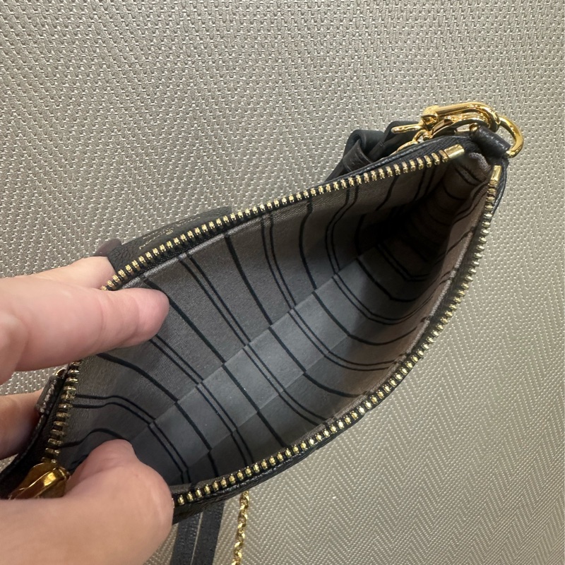 LV 黑牛皮壓紋Easy Pouch On Strap 金釦肩斜背包 M80349-4