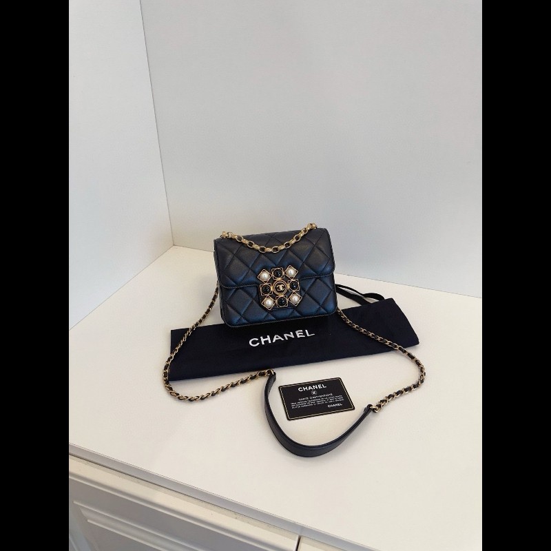Chanel 2020 flap bag
黑金小牛皮 巴洛克復古珍珠瑪瑙 鏈條小方包-0