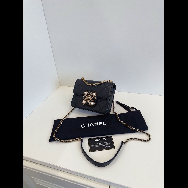Chanel 2020 flap bag
黑金小牛皮 巴洛克復古珍珠瑪瑙 鏈條小方包-1