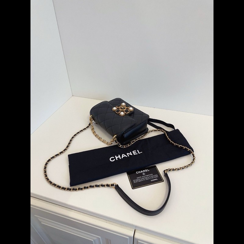 Chanel 2020 flap bag
黑金小牛皮 巴洛克復古珍珠瑪瑙 鏈條小方包-3