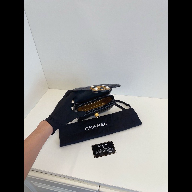 Chanel 2020 flap bag
黑金小牛皮 巴洛克復古珍珠瑪瑙 鏈條小方包-7