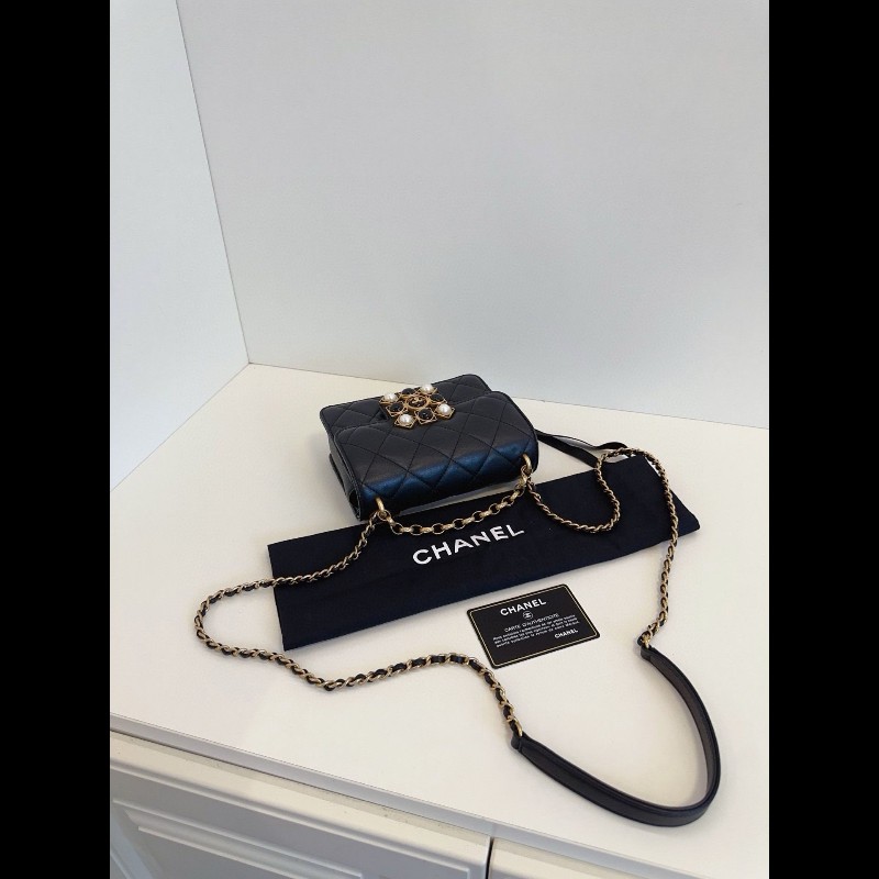 Chanel 2020 flap bag
黑金小牛皮 巴洛克復古珍珠瑪瑙 鏈條小方包-8