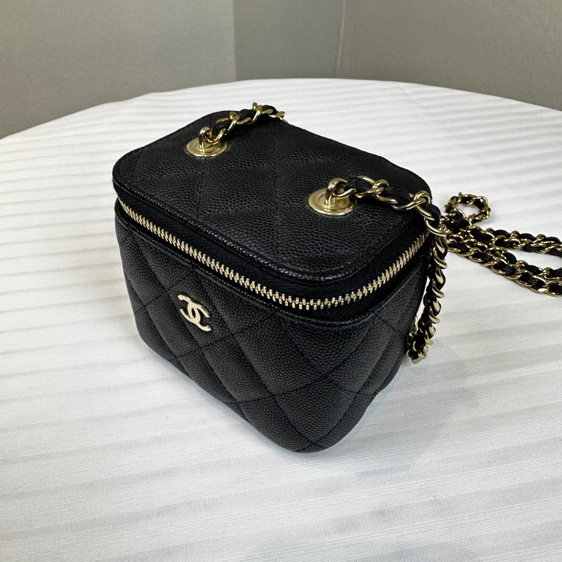 香奈兒/Chanel Small Vanity with Chain 經典小型金扣鍊帶盒子包化妝包斜背包 亮面粒紋小牛皮-2