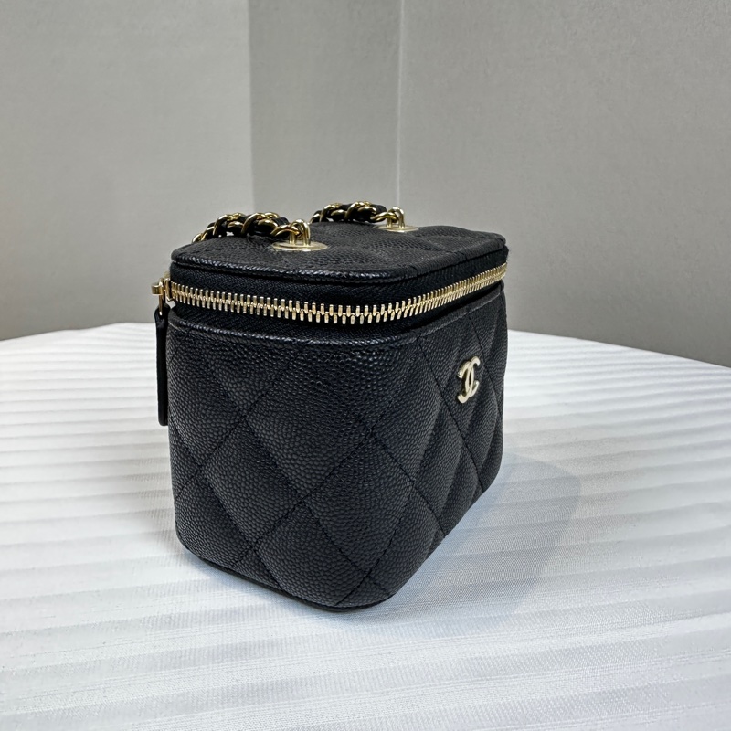 香奈兒/Chanel Small Vanity with Chain 經典小型金扣鍊帶盒子包化妝包斜背包 亮面粒紋小牛皮-3