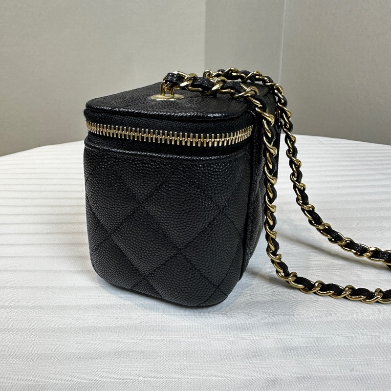 香奈兒/Chanel Small Vanity with Chain 經典小型金扣鍊帶盒子包化妝包斜背包 亮面粒紋小牛皮-4