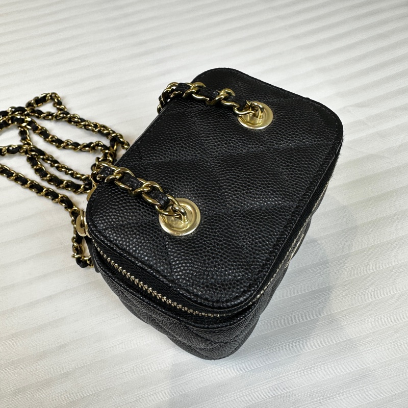 香奈兒/Chanel Small Vanity with Chain 經典小型金扣鍊帶盒子包化妝包斜背包 亮面粒紋小牛皮-6