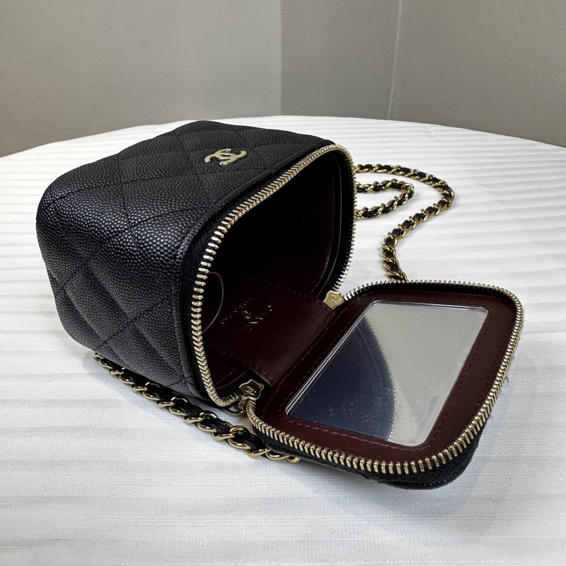 香奈兒/Chanel Small Vanity with Chain 經典小型金扣鍊帶盒子包化妝包斜背包 亮面粒紋小牛皮-7