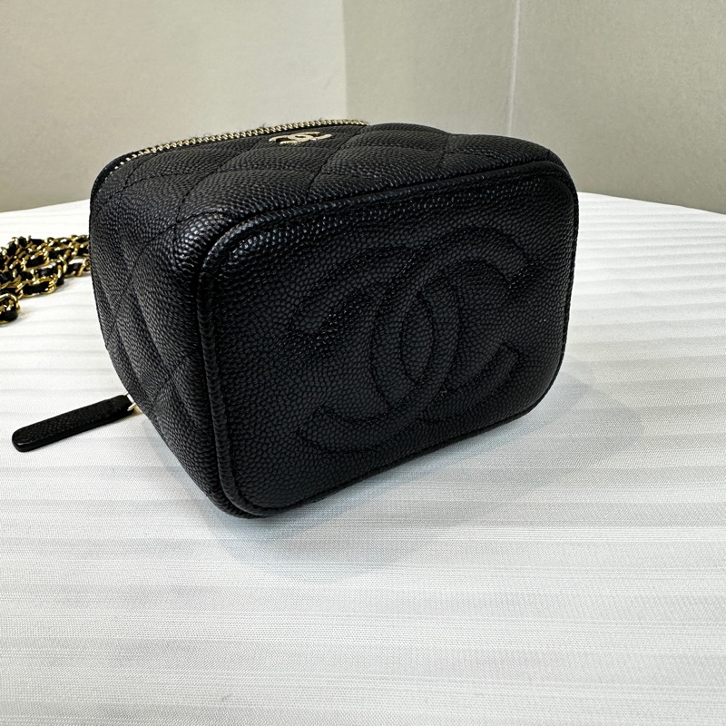 香奈兒/Chanel Small Vanity with Chain 經典小型金扣鍊帶盒子包化妝包斜背包 亮面粒紋小牛皮-11