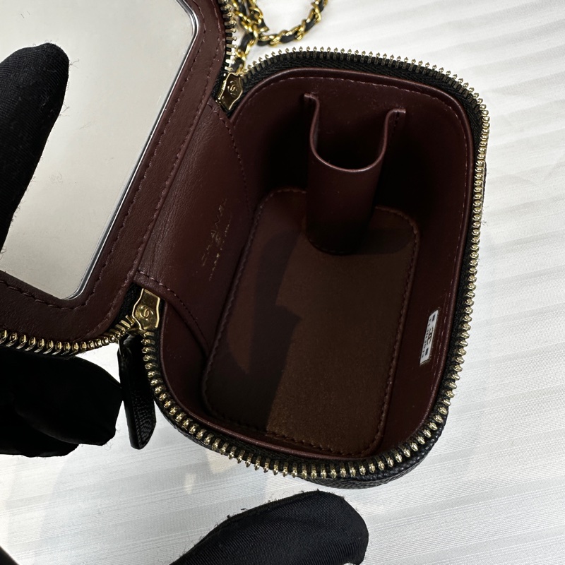 香奈兒/Chanel Small Vanity with Chain 經典小型金扣鍊帶盒子包化妝包斜背包 亮面粒紋小牛皮-12