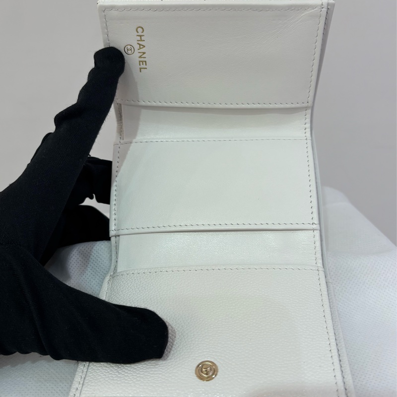 CHANEL 白色荔枝皮金釦三折短夾-7