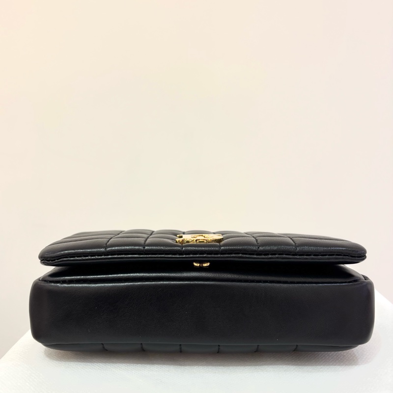 Burberry TB Lola黑牛皮金釦斜背包-4