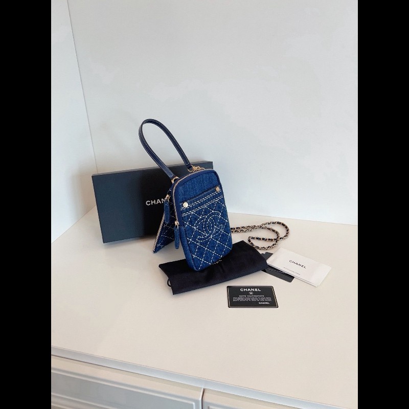 Chanel Denim Blue Quilted Vertical Double Bags
牛仔丹宁外縫線雙子星
手機包-2