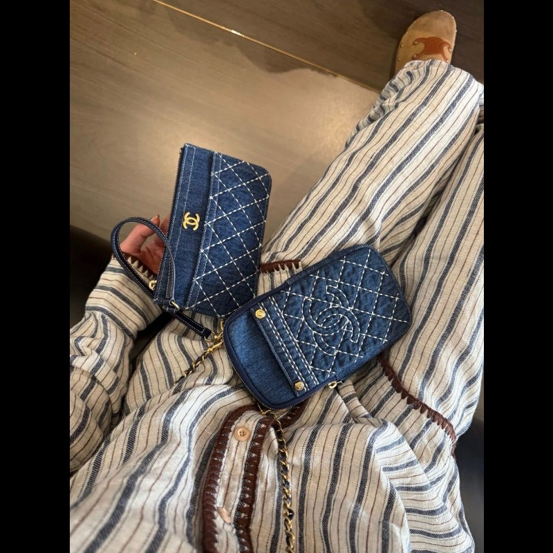 Chanel Denim Blue Quilted Vertical Double Bags
牛仔丹宁外縫線雙子星
手機包-8
