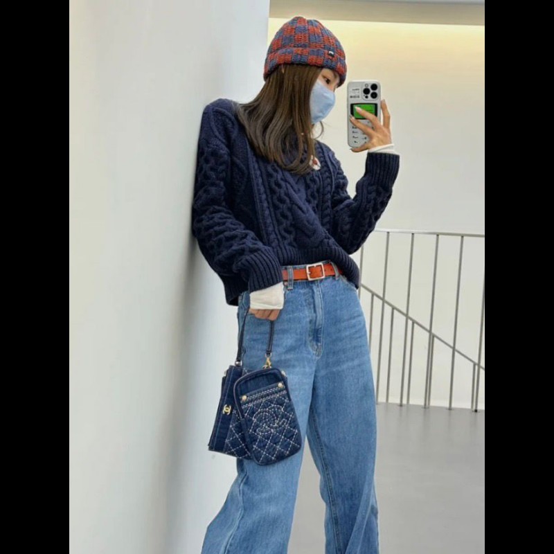 Chanel Denim Blue Quilted Vertical Double Bags
牛仔丹宁外縫線雙子星
手機包-9