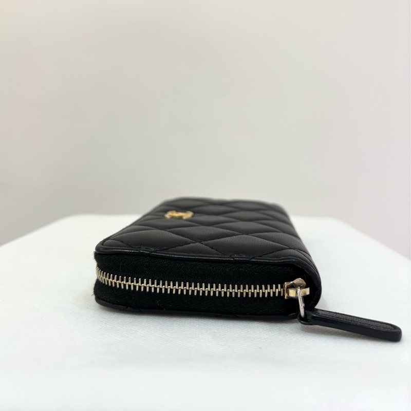 CHANEL黑羊皮金釦拉鏈中夾-2