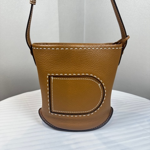 德爾沃/Delvaux Pin Mini Bucket Surpiqué 啡色焦糖色牛皮荔枝皮配手工縫線細節 水桶包