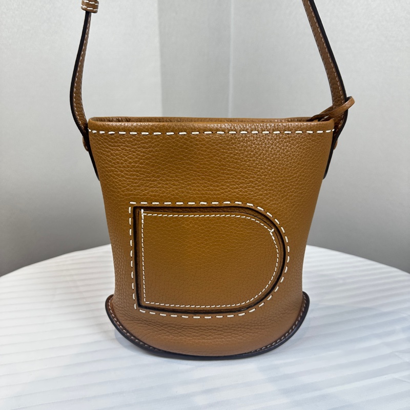 德爾沃/Delvaux Pin Mini Bucket Surpiqué 啡色焦糖色牛皮荔枝皮配手工縫線細節 水桶包 斜背包 21x11x20cm-0