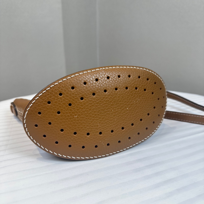 德爾沃/Delvaux Pin Mini Bucket Surpiqué 啡色焦糖色牛皮荔枝皮配手工縫線細節 水桶包 斜背包 21x11x20cm-2