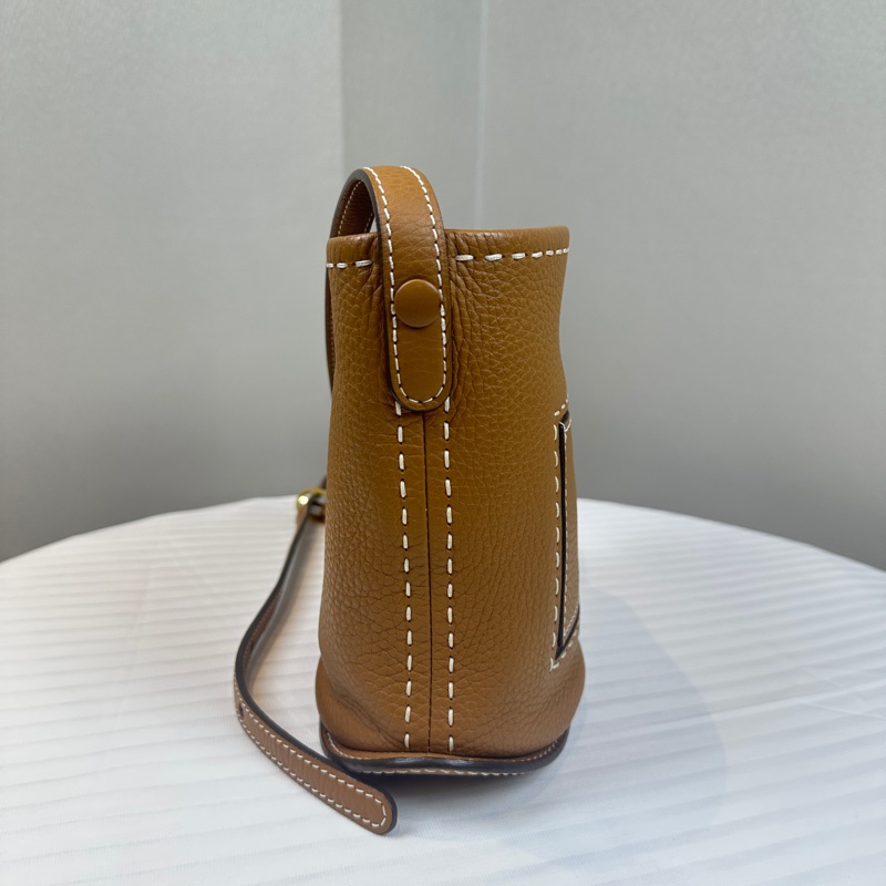 德爾沃/Delvaux Pin Mini Bucket Surpiqué 啡色焦糖色牛皮荔枝皮配手工縫線細節 水桶包 斜背包 21x11x20cm-3