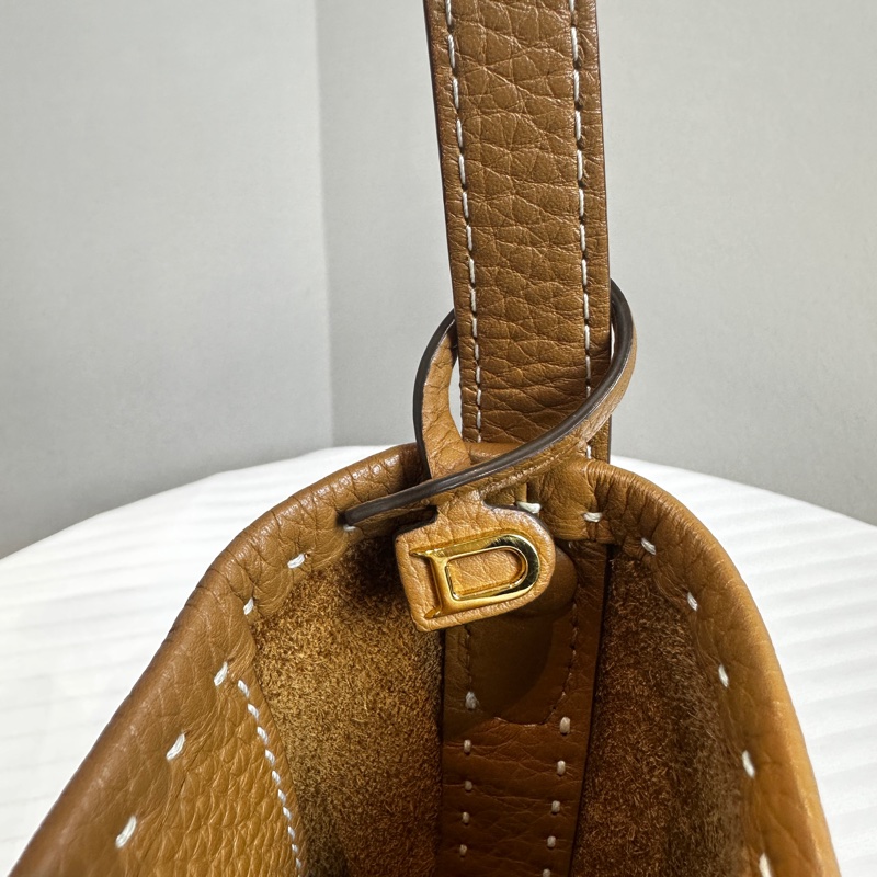 德爾沃/Delvaux Pin Mini Bucket Surpiqué 啡色焦糖色牛皮荔枝皮配手工縫線細節 水桶包 斜背包 21x11x20cm-5