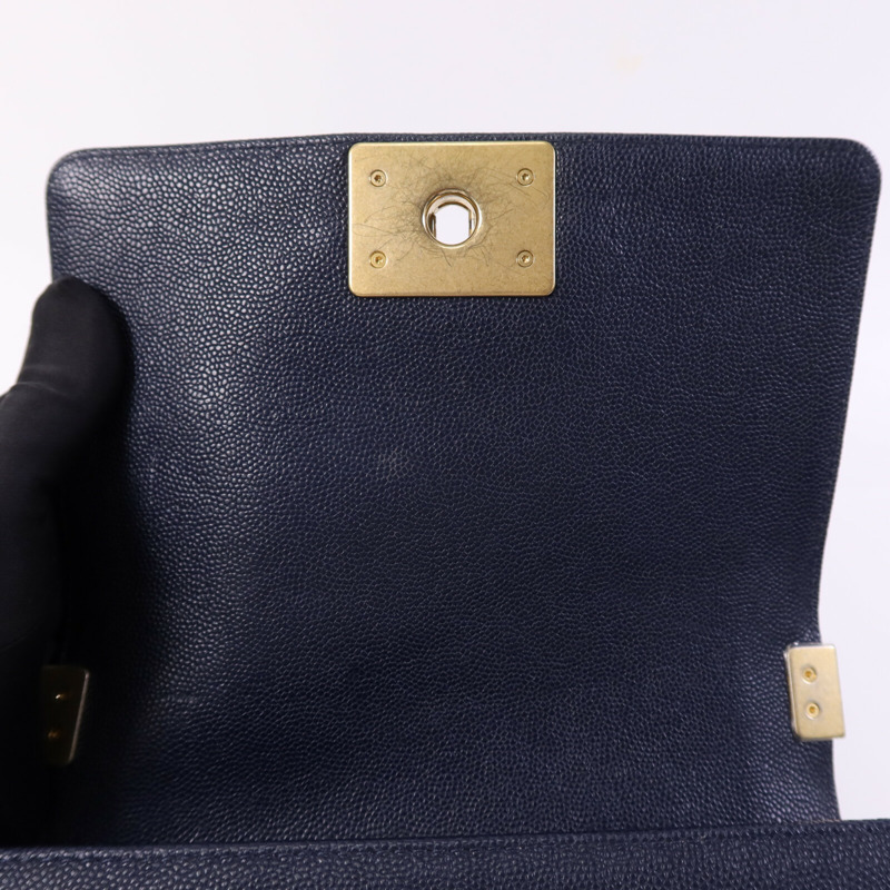 CHANEL 牛皮皮革Boy 20金扣鏈帶肩背袋-14