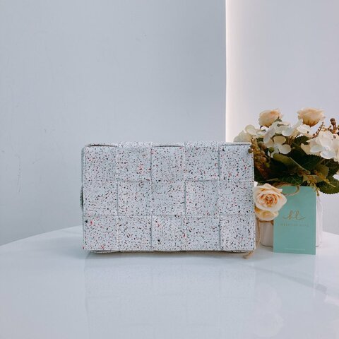 MS0411 Bottega Venetta  葆蝶家 中格 斜背包 白色 彩點 銀扣 Cassette Crossbody Bag White and Multicolor x PHW