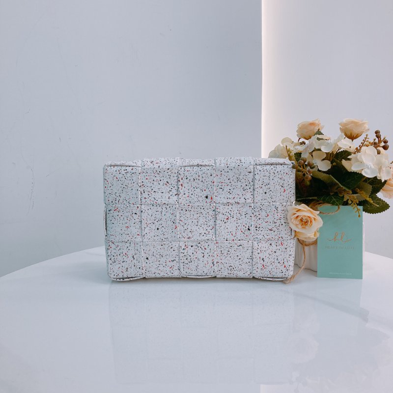 MS0411 Bottega Venetta  葆蝶家 中格 斜背包 白色 彩點 銀扣 Cassette Crossbody Bag White and Multicolor x PHW-1