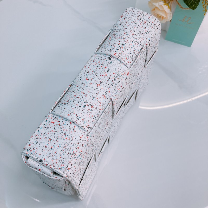 MS0411 Bottega Venetta  葆蝶家 中格 斜背包 白色 彩點 銀扣 Cassette Crossbody Bag White and Multicolor x PHW-9