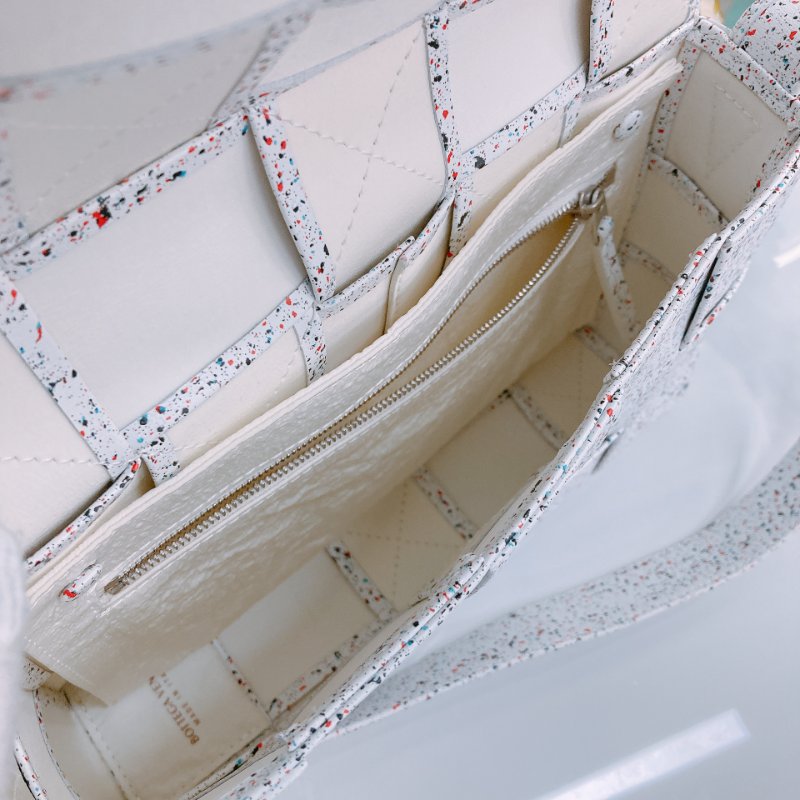 MS0411 Bottega Venetta  葆蝶家 中格 斜背包 白色 彩點 銀扣 Cassette Crossbody Bag White and Multicolor x PHW-13