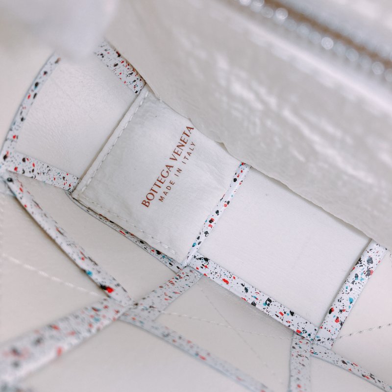 MS0411 Bottega Venetta  葆蝶家 中格 斜背包 白色 彩點 銀扣 Cassette Crossbody Bag White and Multicolor x PHW-15