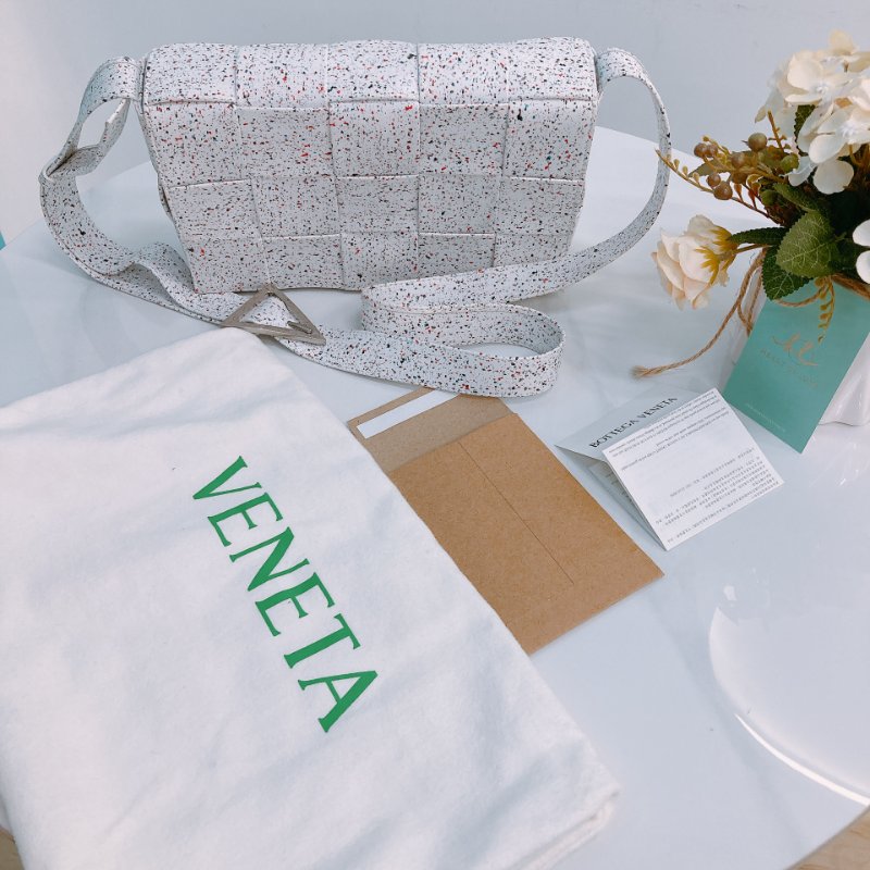 MS0411 Bottega Venetta  葆蝶家 中格 斜背包 白色 彩點 銀扣 Cassette Crossbody Bag White and Multicolor x PHW-18