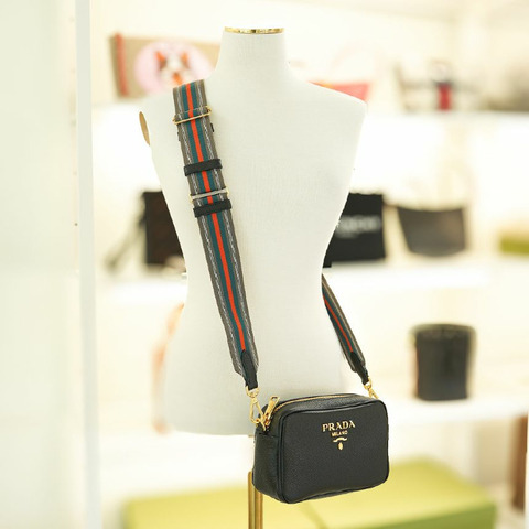 PRADA 女士斜背相機包 黑色皮革 1BH096 2E8K F0002