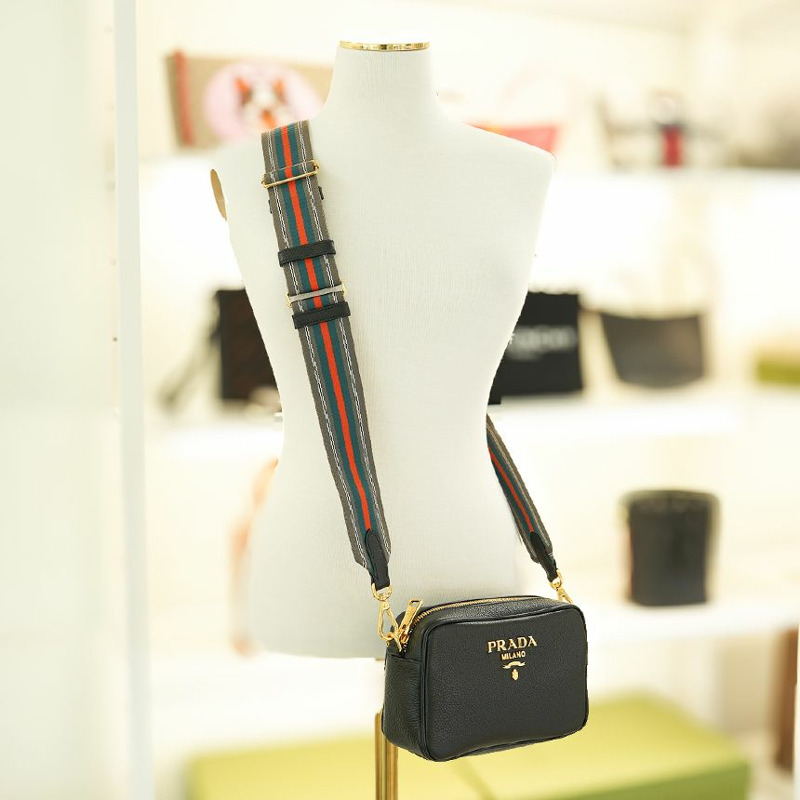 PRADA 女士斜背相機包 黑色皮革 1BH096 2E8K F0002-0