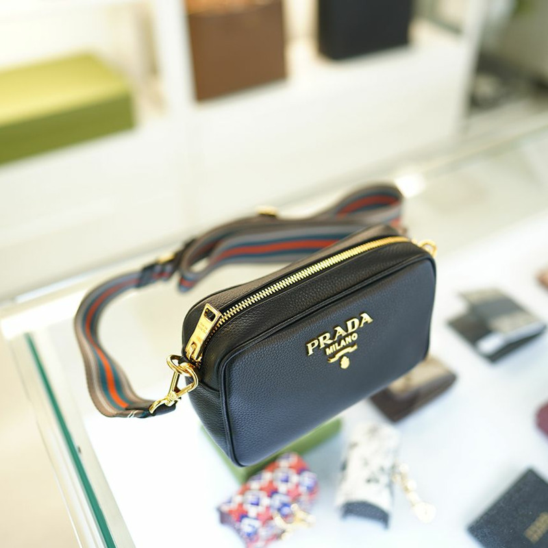 PRADA 女士斜背相機包 黑色皮革 1BH096 2E8K F0002-1