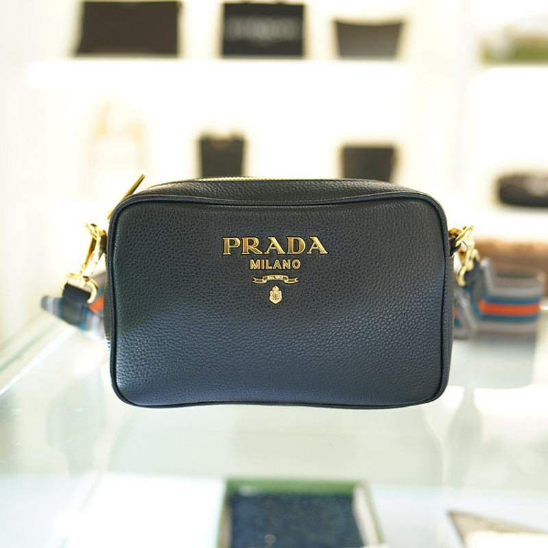 PRADA 女士斜背相機包 黑色皮革 1BH096 2E8K F0002-11